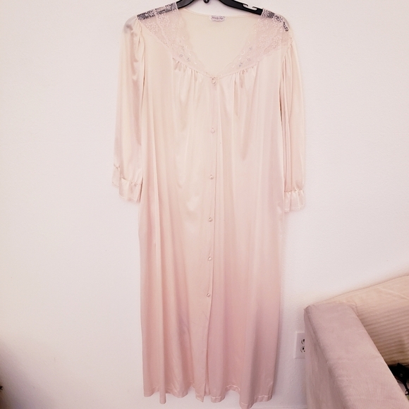 Vintage Vanity Fair Pink Lace Trimmed Robe with flaw, Size XL fits up to size 20 - Picture 1 of 10
